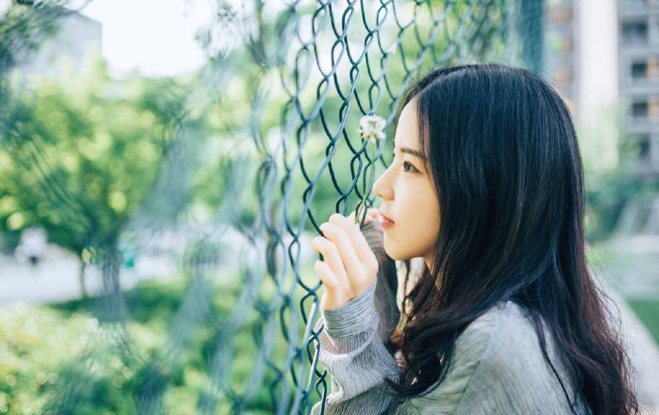 有一天友谊和爱情碰见。爱情问友谊：世上有我了，为什么还要有你的存在？友谊笑着说：爱情会让人们流泪，而友谊的存在就是帮人们擦干眼泪。朋友就是：偶尔会为你忧虑给你关心替你懆心想你开心逗你开心请你放心。